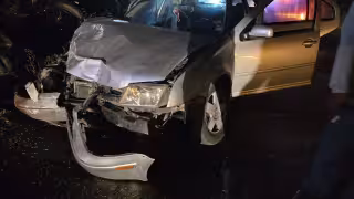 Tras el choque, cuerpos de emergencia acudieron al lugar para brindar atención a los ocupantes del vehículo compacto, quienes resultaron con diversas lesiones