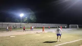 Los equipos ofrecieron un buen espectáculo en el terreno de juego.