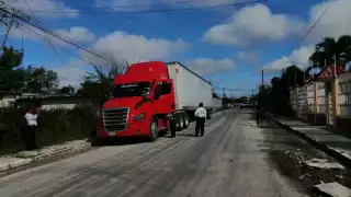 Un tráiler Freightliner rojo y blanco enganchó cables de energía de la CFE y dejó sin energía un sector de la colonia Salsipuedes