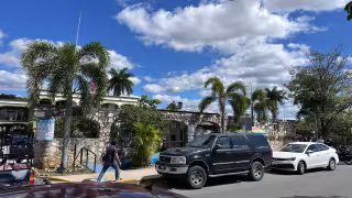 La denuncia se relaciona con publicaciones en redes sociales que presuntamente afectaron su imagen pública.