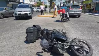Motociclista y camioneta colisionan en zona prohibida de tránsito