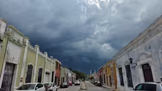 La onda tropical número 38 provocará lluvias fuertes, vientos y bochorno en Campeche este miércoles.