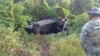 Elementos de la Marina revisaron el auto y los alrededores en busca de evidencia.