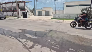 Una fuga de agua en la colonia Ulises Sansores lleva más de tres años sin ser reparada de forma definitiva.