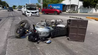 Motociclista intenta cruzar avenida y termina impactado por un automóvil en Ciudad del Carmen