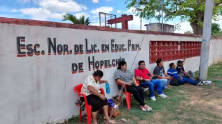 Padres en Hopelchén esperan 36 horas para obtener ficha en la Escuela Normal de Educación Primaria