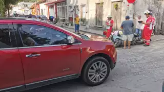 Hombre y su hijo de 12 años heridos en accidente de motocicleta en la colonia Guanal