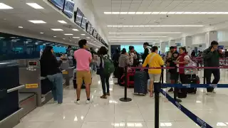 Pasajeros del aeropuerto de Mérida esperan para abordar sus vuelos
