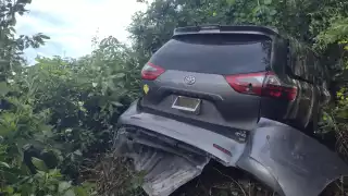 La camioneta quedó sobre un cerro fuera de la carretera