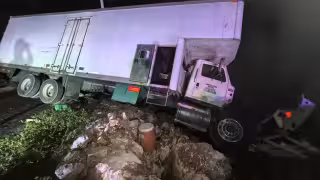Camión tipo Torton estuvo a punto de caer al mar tras accidente en carretera costera.