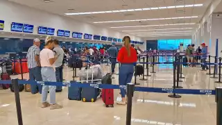 Personal de Sanidad Internacional supervisa la llegada de viajeros para evitar el ingreso del mpox