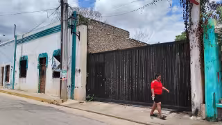 Denuncian olores fétidos en ex bodega abandonada en Hopelchén.