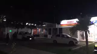 Con cuchillo en mano, según empleadas, un sujeto las obliga a entregarle dinero de las cajas