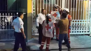 Los paramédicos intentaron darle atención médica, pero el hombre se negó.