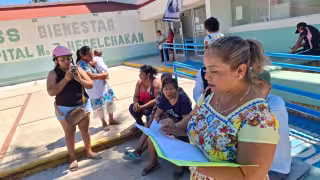 Madres de familia entregan petición firmada por 75 ciudadanos al IMSS-Bienestar en Hecelchakán.