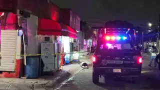 El cuerpo del hombre asesinado quedó tendido sobre la calle.