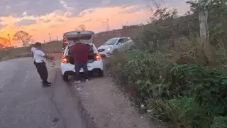  Choque en curva peligrosa de Dzitnup deja dos camionetas entre la maleza  