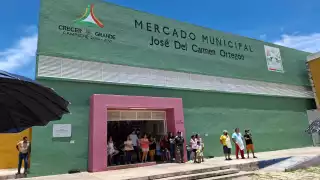  Locatarias del mercado de Hecelchakán amenazan con cerrarlo, tras desalojo de una comerciante     