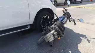 Percance vial entre camioneta y motocicleta bloquean vialidad en Ciudad del Carmen 