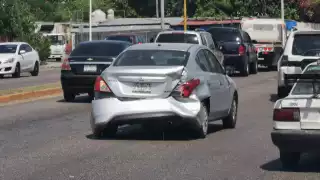 Choque entre camioneta y Versa causa caos vial en Isla de Tris, en Ciudad del Carmen