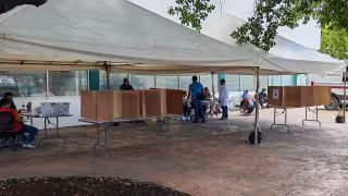 Trabajadores del IMSS en Campeche manifestaron su rechazo al incremento salarial del 6.8%.