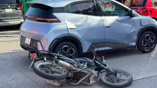 Dos jóvenes viajaban a bordo de una motocicleta en el Centro de Ciudad del Carmen.