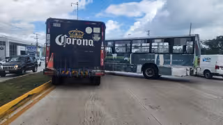 El autobús de la línea de Bonfil terminó atravesado entre los tres carriles, luego de derrapar y de interponerse en la trayectoria del camión repartidor