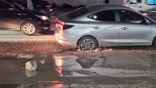 Cuando llueve, los baches se convierten en peligrosas trampas para los autos.