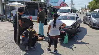 Choque entre moto y taxi deja lesionados a madre e hijo de 3 años en Ciudad del Carmen