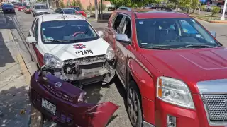 Falla al girar provoca percance vehicular en la colonia Benito Juárez