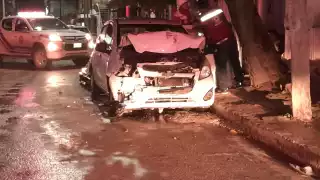 Una persona lesionada en choque de automóvil con camioneta.