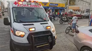 Mujer sufre múltiples fracturas tras choque entre motocicletas en Ciudad del Carmen