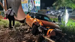 Aparatoso choque deja vehículo en pérdida total y daños materiales en la glorieta del Chechén