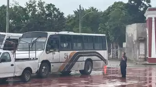 Los camiones están listos para evacuar a la población de Yucatán