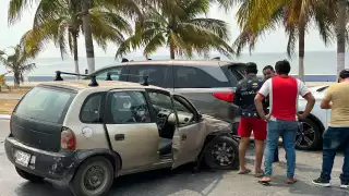 Aparatoso choque en el Malecón de Campeche deja una lesionada  