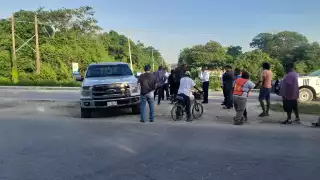 Camioneta destroza motocicleta en Escárcega 