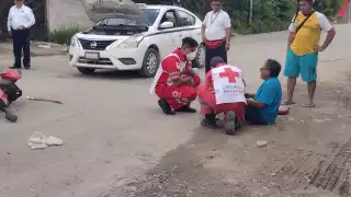Motociclista colisiona con taxista al salir de una gasolinera en Felipe Carrillo Puerto