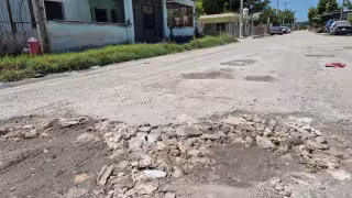 Vecinos de la colonia Cañaveral piden reparar la calle Isabel La Católica.