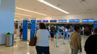 American Airlines atiende a pasajeros de los vuelos cancelados
