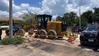 Vecinos piden apoyo policiaco para detener obras que causaban destrozos en la propiedad pública