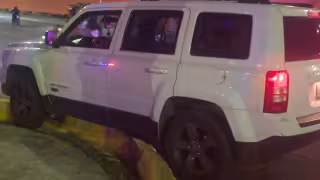 La conductora de la Jeep blanca terminó fuera de la cinta asfáltica.