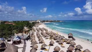 Desde Cancún hay varias opciones de transporte, unas más accesibles que otras