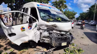 Choque múltiple en Villas Otoch deja ocho lesionados; combi brinca camellón