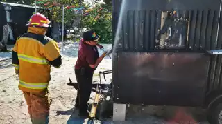 Aparatoso incendio consume locales de comida en el malecón costero de Campeche
