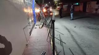 Conductor de una camioneta impacta contra un poste y daña el portón de una escuela en Santa Rita