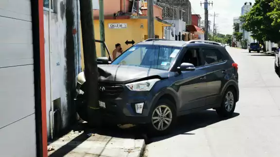 Impactante accidente en la colonia Obrera sin personas lesionadas Impactante accidente en la colonia Obrera sin personas lesionadas