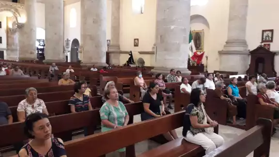 Mujeres asistieron a una misa por el Día de las Madres en la Catedral de Mérida