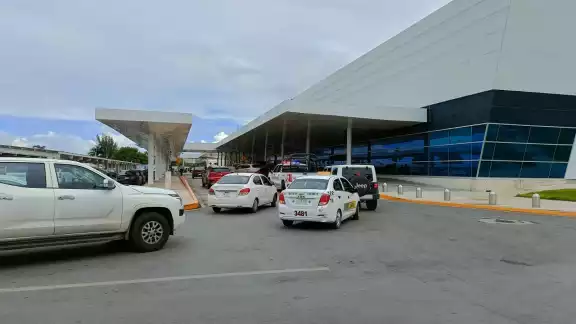 Unidades de Uber aún no pueden operar en el aeropuerto de Mérida