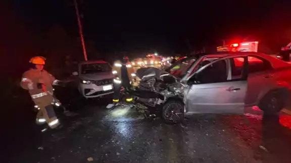 Los autos involucrados terminaron severamente daños tras el impacto. Los autos involucrados terminaron severamente daños tras el impacto.