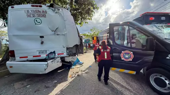 Presuntamente chofer de un autobús dormitó y pegó por alcance a unidad estacionada, donde la víctima hacía una revisión mecánica
